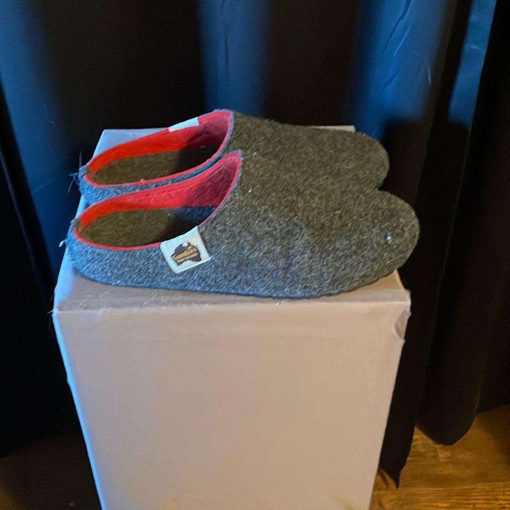 Gumbies men’s, or women’s wool slippers
